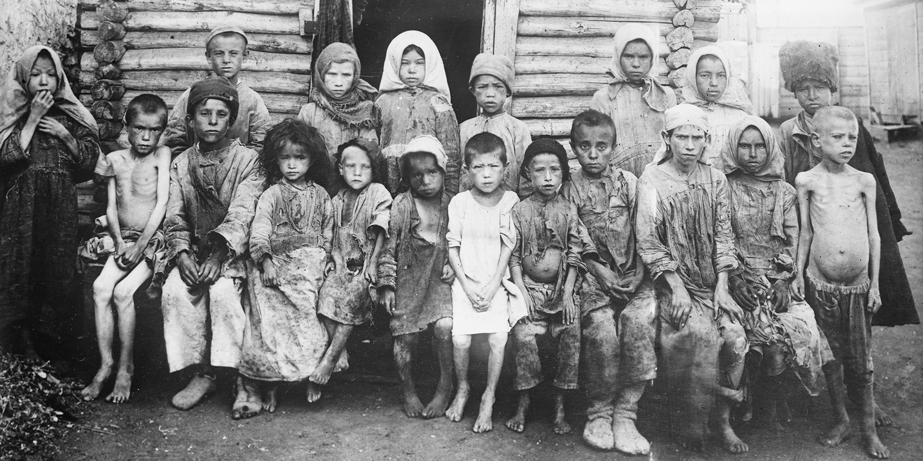 Массовый голод в россии год. Голодающие Поволжья 1921. Семья голодающих в Поволжье 1921 год. Дети голод в Поволжье 1921-1922. Голодающие дети Поволжья 1921.